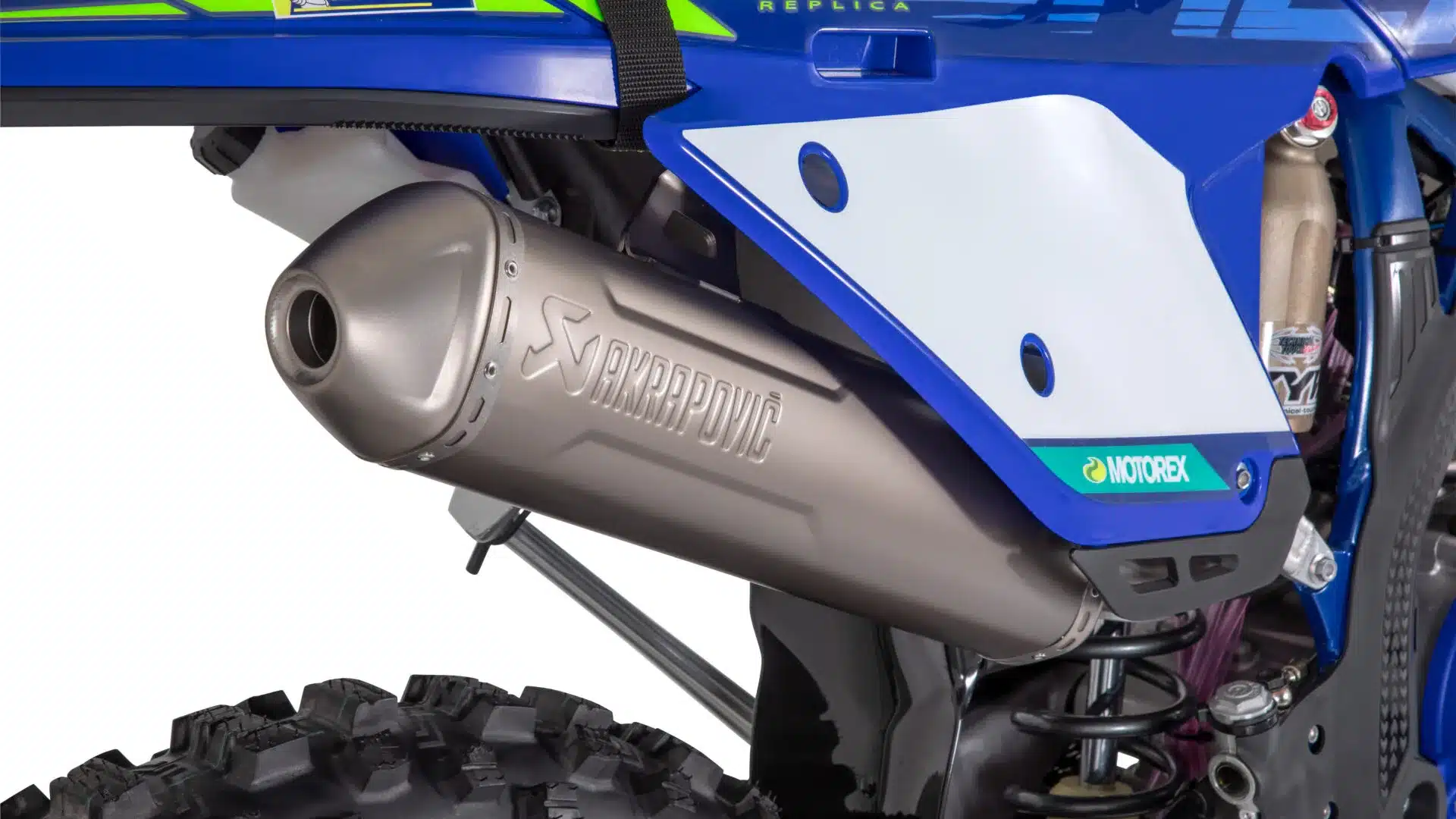 Akrapovic-Endschalldämpfer an der Sherco 300 SE XTREM 2026 in Nahaufnahme