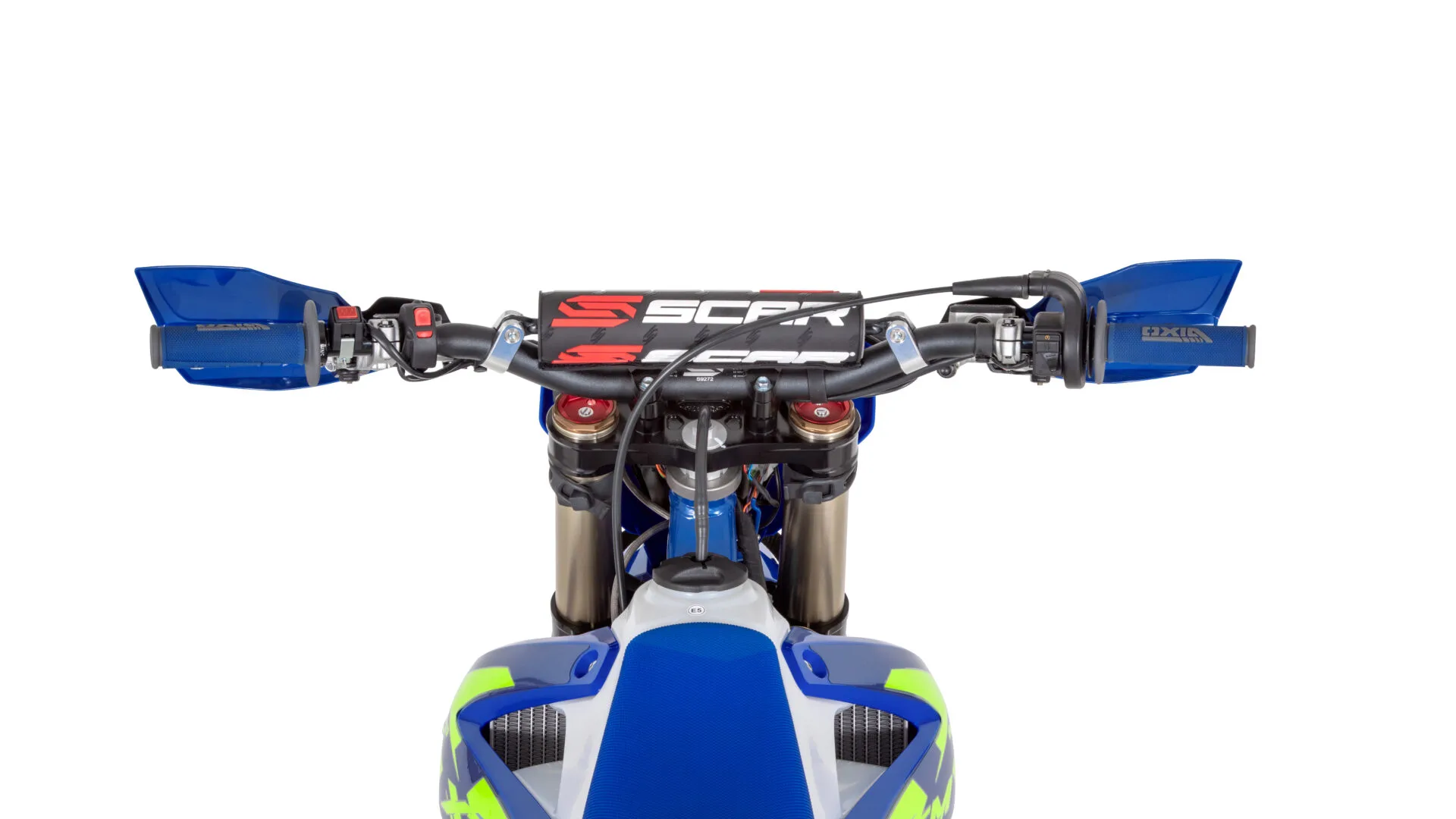Lenker, Steuerung und Bedienelemente einer Sherco 300 SE XTREM 2026 Enduro aus Fahrerperspektive mit blauen Handguards.
