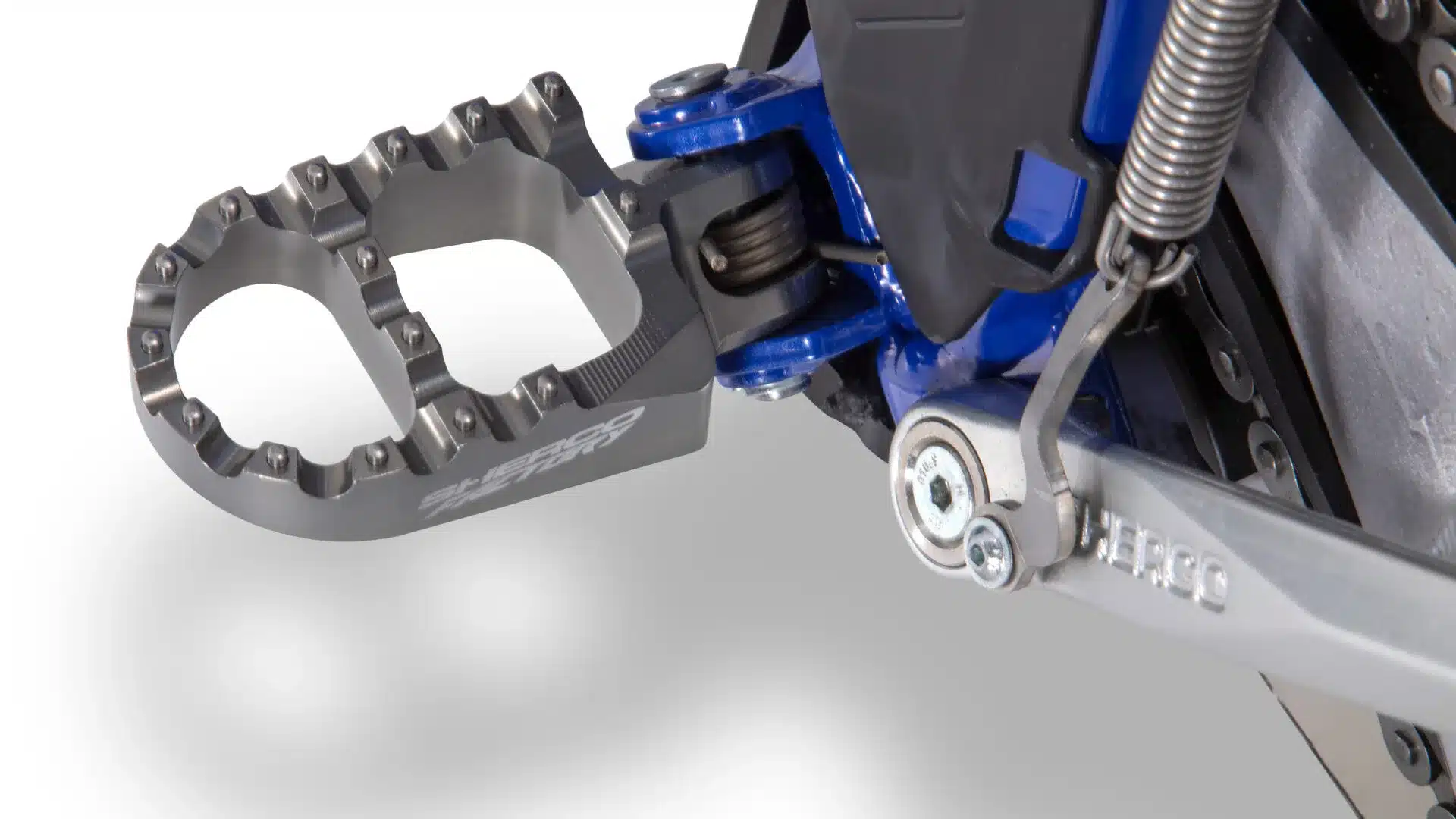 Detailfoto der verstärkten Fußraste an einer Sherco 300 SE XTREM 2026 Enduro