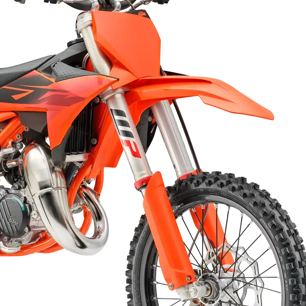Nahansicht der Vorderpartie einer KTM 85 SX 19/16 Motocross, Fokus auf Gabel, Rad und Auspuffkrümmer