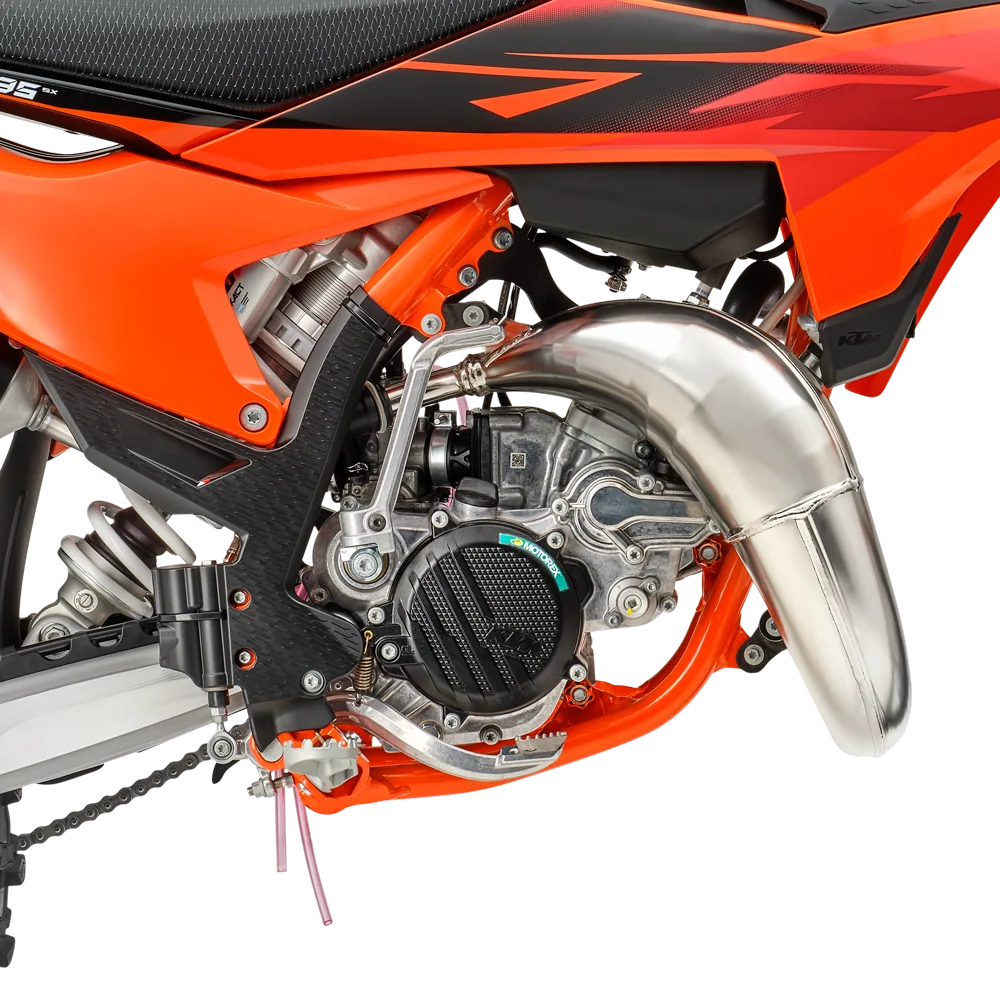 Detailaufnahme des Motors und Auspuffs der KTM 85 SX 19/16.