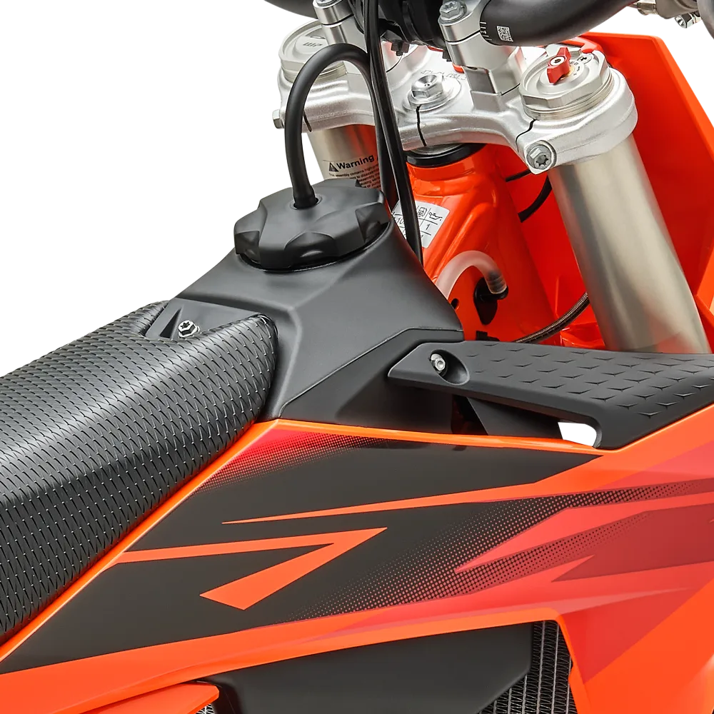 Detailfoto von Tank, Sitz und Lenkkopf der KTM 85 SX 19/16