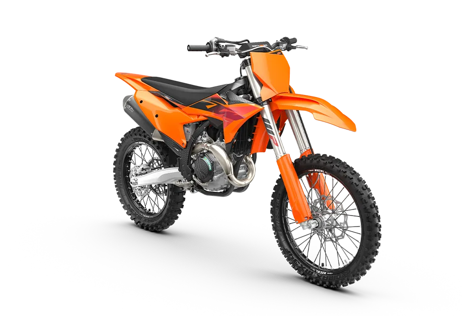 Die 2027 KTM 450 SX-F, ein modernes Motocross-Motorrad mit orangefarbenem Bodywork auf weißem Hintergrund