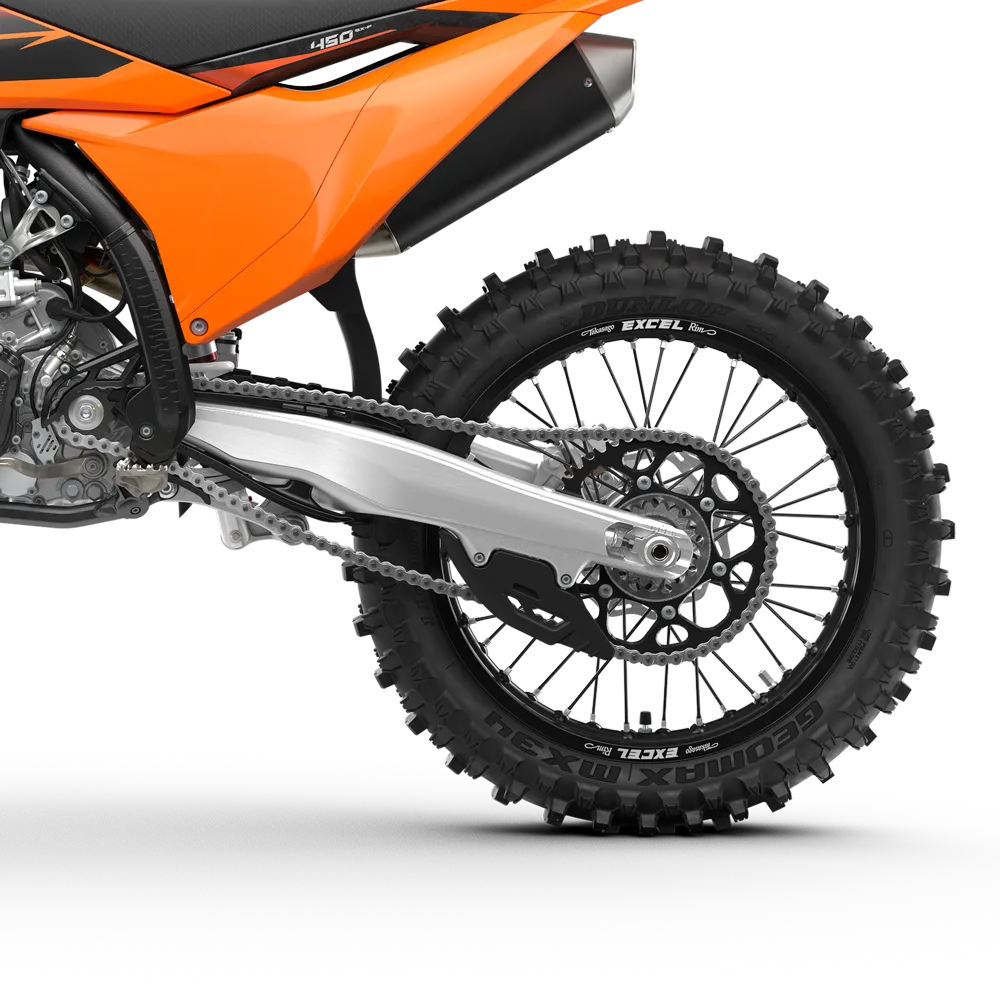 Hinterrad, Schwinge und Kettenschutz eines KTM 450 SX-F 2027 Motocross-Motorrads, Nahaufnahme