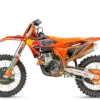 KTM 250 SX-F Factory Edition 2026 Motocross-Motorrad, Seitenprofil, Orange mit blauen Akzenten, komplett ausgestattet.