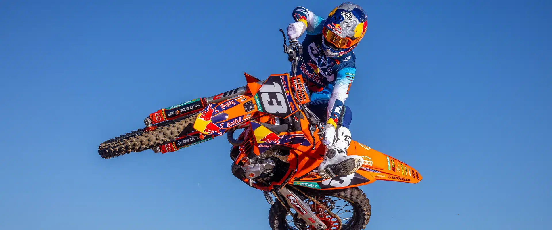 KTM 250 SX-F Factory Edition 2026 beim Motocross-Sprung vor blauem Himmel