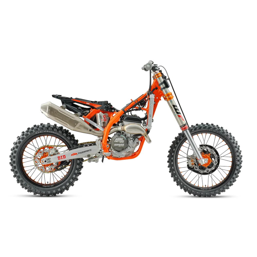 Freigestelltes Bild des Rahmens und Chassis einer KTM 250 SX-F Factory Edition 2026 ohne Verkleidung