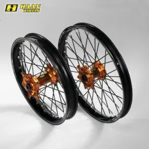 Zwei komplette Offroad-Laufräder mit schwarzen Felgen, CNC-gefrästen orange Aluminium-Naben und Edelstahlspeichen, geeignet für KTM SX-F und EXC Modelle