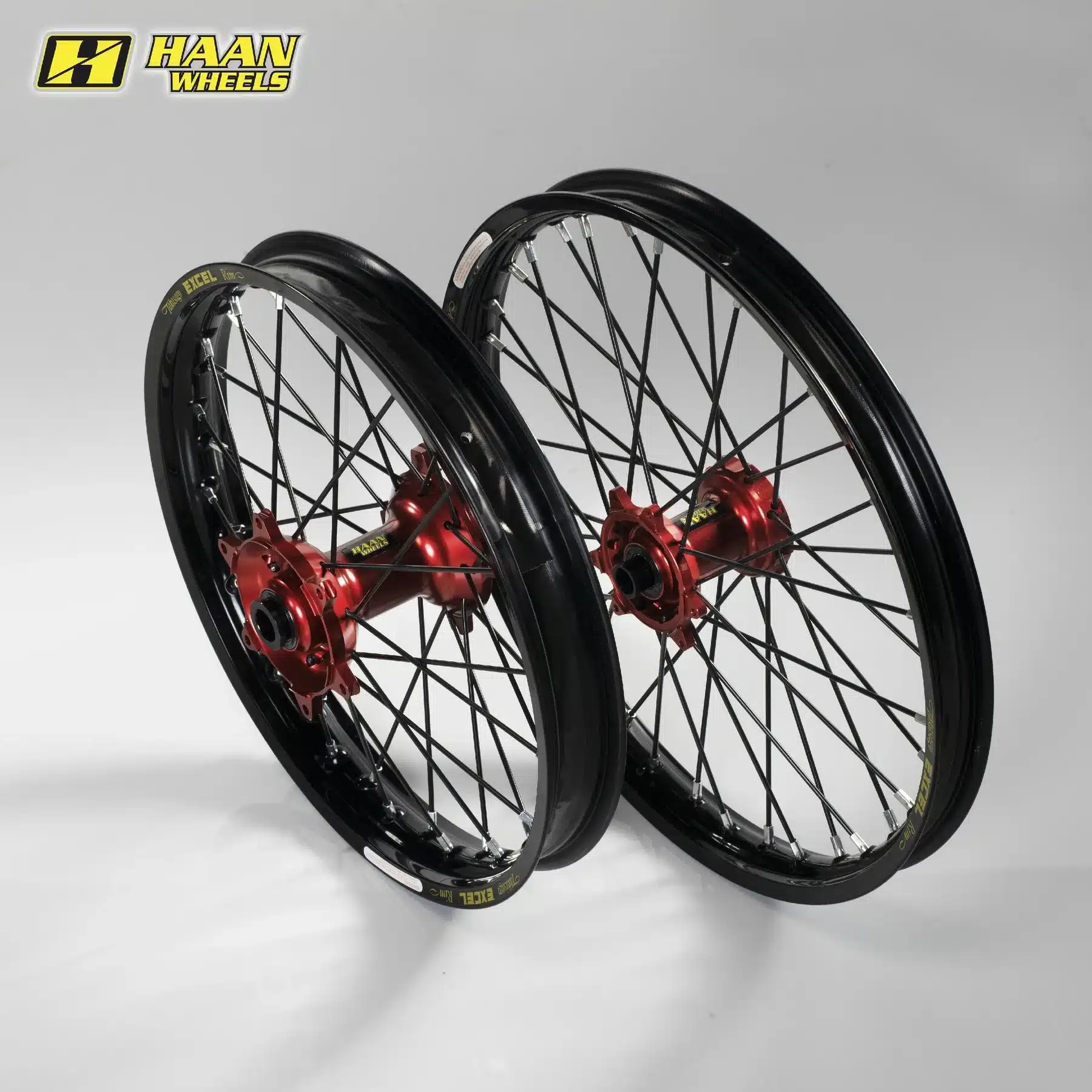 Zwei komplette Offroad-Laufräder mit roten CNC-Naben, schwarzen Edelstahlspeichen und schwarzen Excel Felgen für KTM SX-F und EXC Modelle