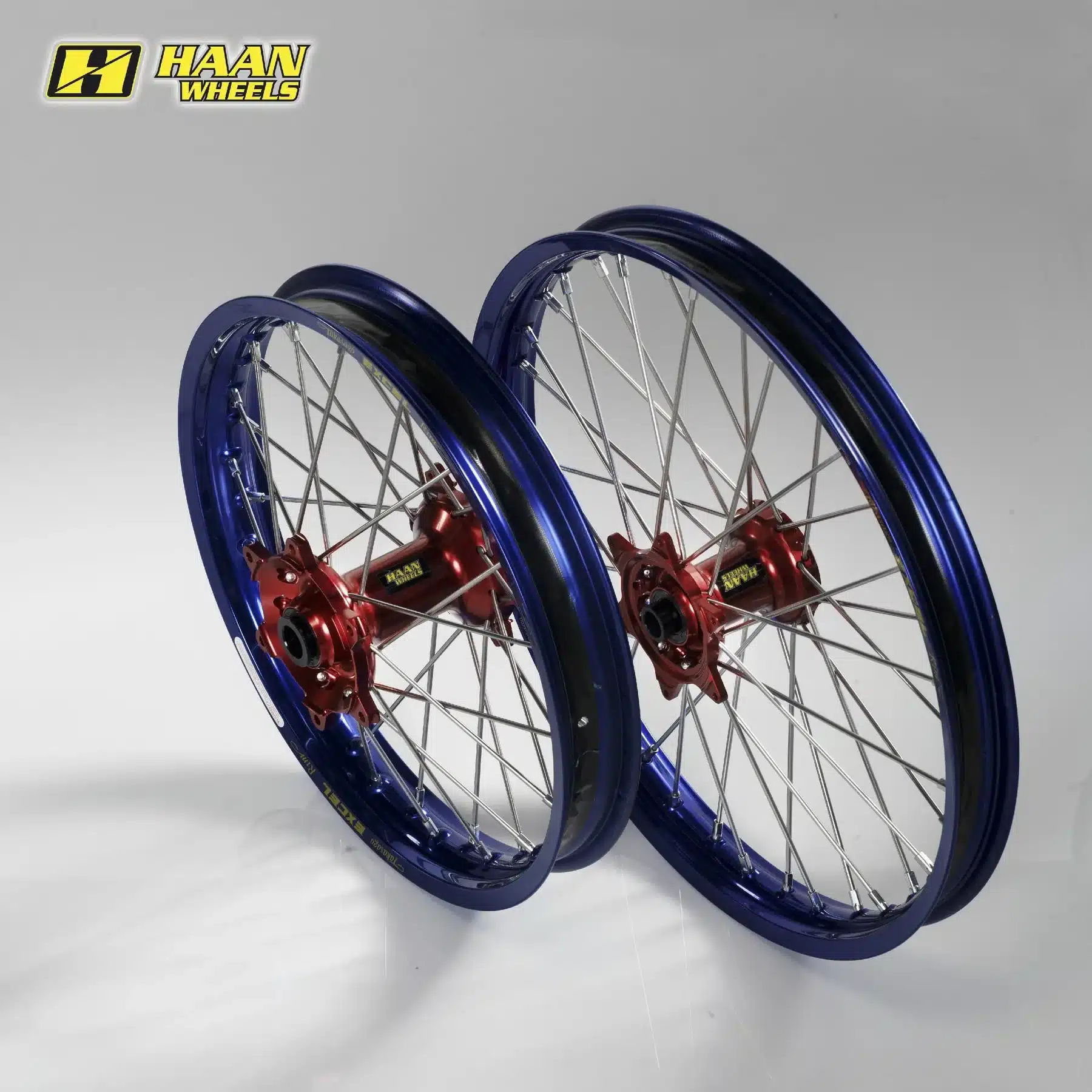 Kompletter Laufradsatz von Haan Wheels mit blauen Felgen und roten CNC-gefrästen Naben für KTM Offroad-Motorräder