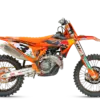 Seitenansicht der 2026 KTM 450 SX-F Factory Edition mit Red-Bull-Grafik und Rennkomponenten.
