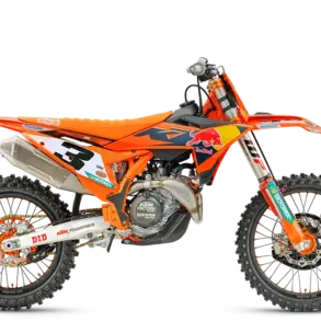 Seitenansicht der 2026 KTM 450 SX-F Factory Edition mit Red-Bull-Grafik und Rennkomponenten.