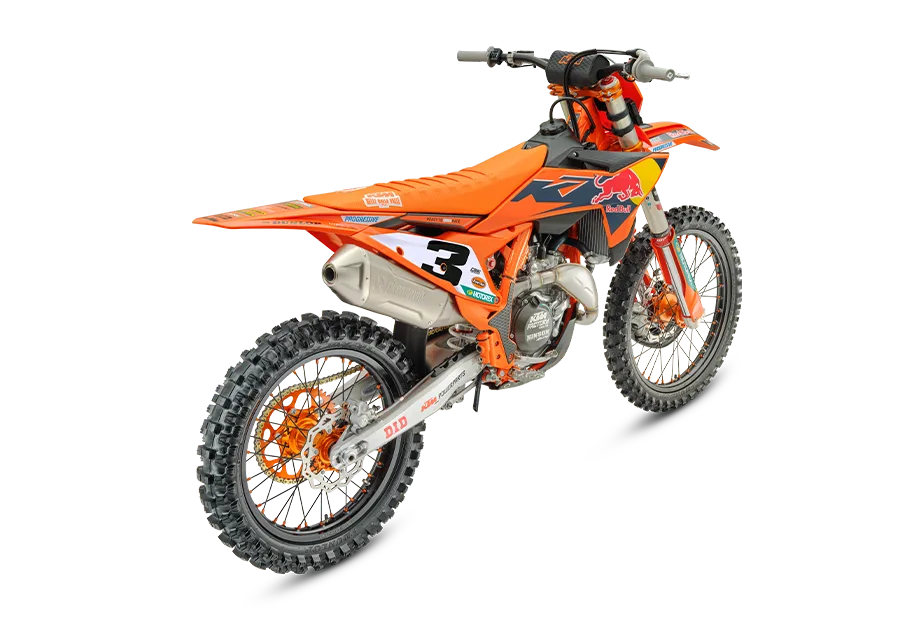 Rückansicht einer KTM 450 SX-F Factory Edition 2026 mit oranger Lackierung, Werksdekoren und Motocross-Ausstattung.