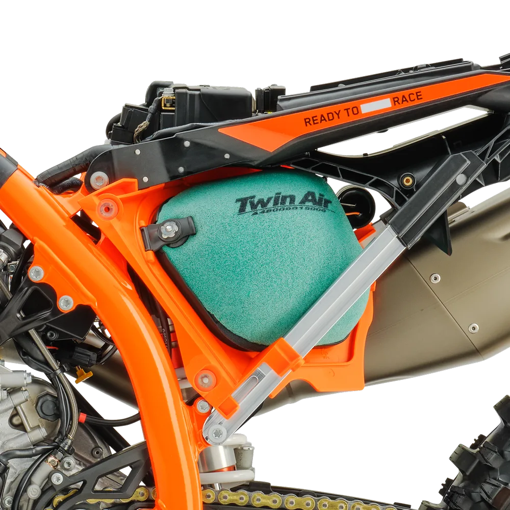 Nahaufnahme des Twin Air Luftfilters in einer KTM 450 SX-F Factory Edition, Rahmen in Orange.