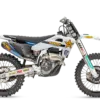 Husqvarna FC 250 Factory Edition 2026, Seitenansicht, weißes Werksmotorrad mit Sponsorenlogos, FMF-Titan-Schalldämpfer und WP Pro Fahrwerk