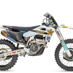 Husqvarna FC 250 Factory Edition 2026, Seitenansicht, weißes Werksmotorrad mit Sponsorenlogos, FMF-Titan-Schalldämpfer und WP Pro Fahrwerk