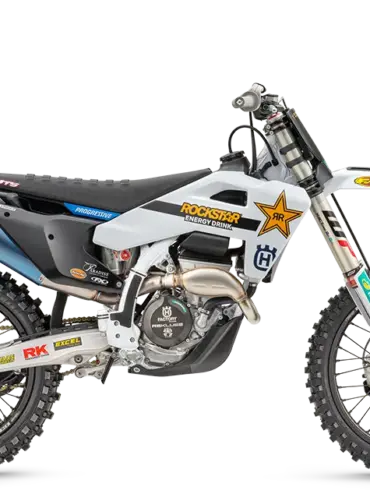Husqvarna FC 250 Factory Edition 2026, Seitenansicht, weißes Werksmotorrad mit Sponsorenlogos, FMF-Titan-Schalldämpfer und WP Pro Fahrwerk