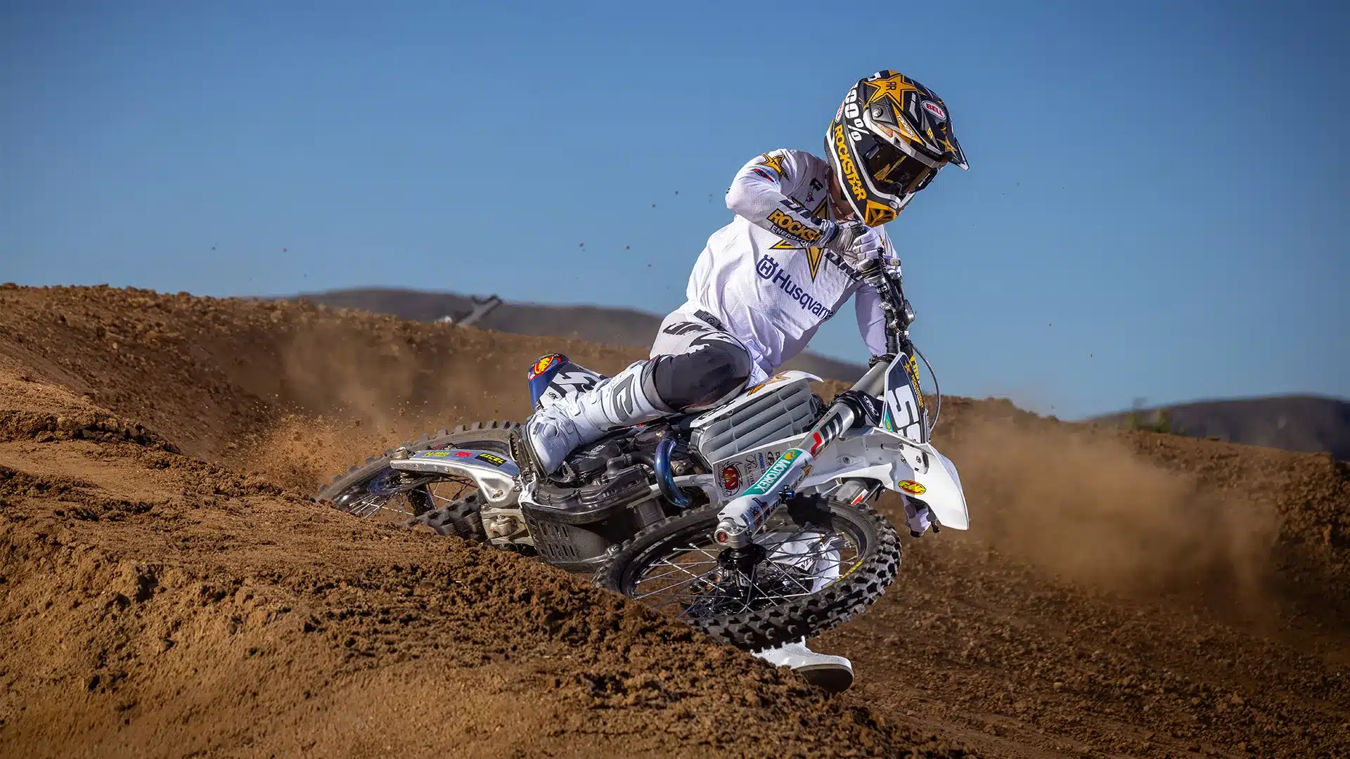 Motocross-Fahrer auf Husqvarna FC 250 Factory Edition 2026 in einer Kurve auf staubiger Rennstrecke.