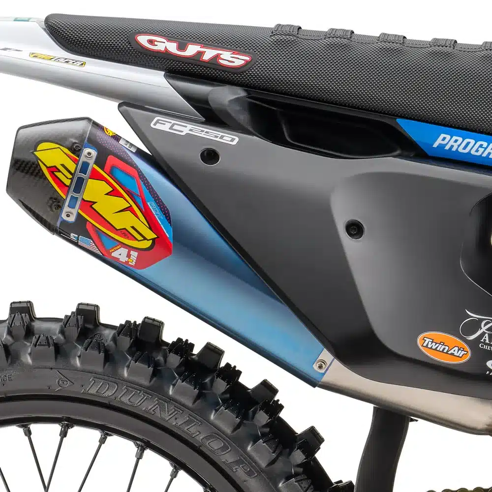 FMF Factory 4.1 Titan-Schalldämpfer an der Husqvarna FC 250 Factory Edition mit Dunlop-Reifen und GUTS Racing Sitzbank.