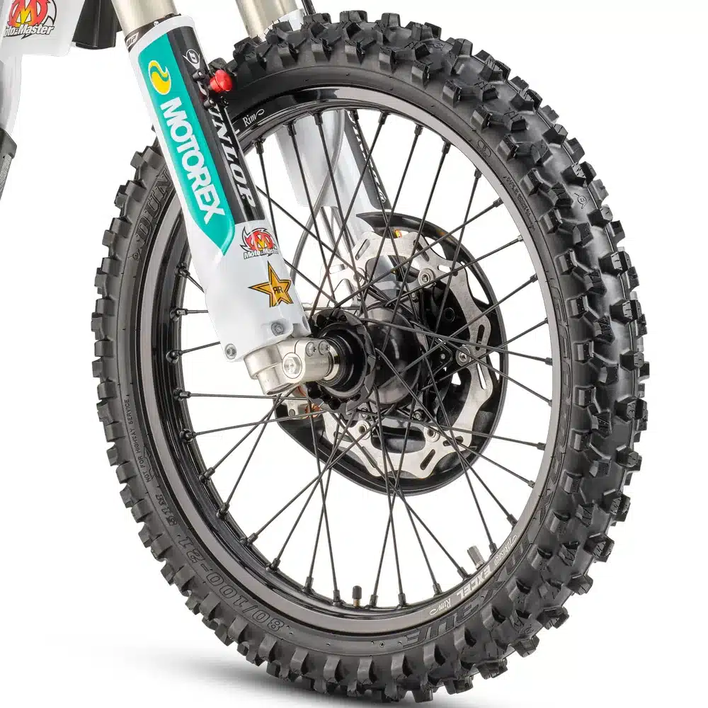 Vorderrad mit Stollenreifen, Bremsscheibe und Gabel der Husqvarna FC 250 Factory Edition 2026