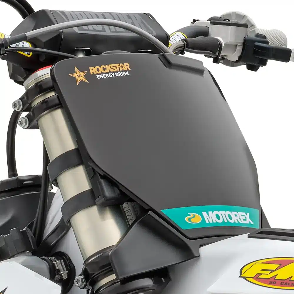 Nahaufnahme des Frontbereichs einer Husqvarna FC 250 Factory Edition 2026 mit WP XACT Pro-Gabel, Motorex- und Rockstar-Aufklebern
