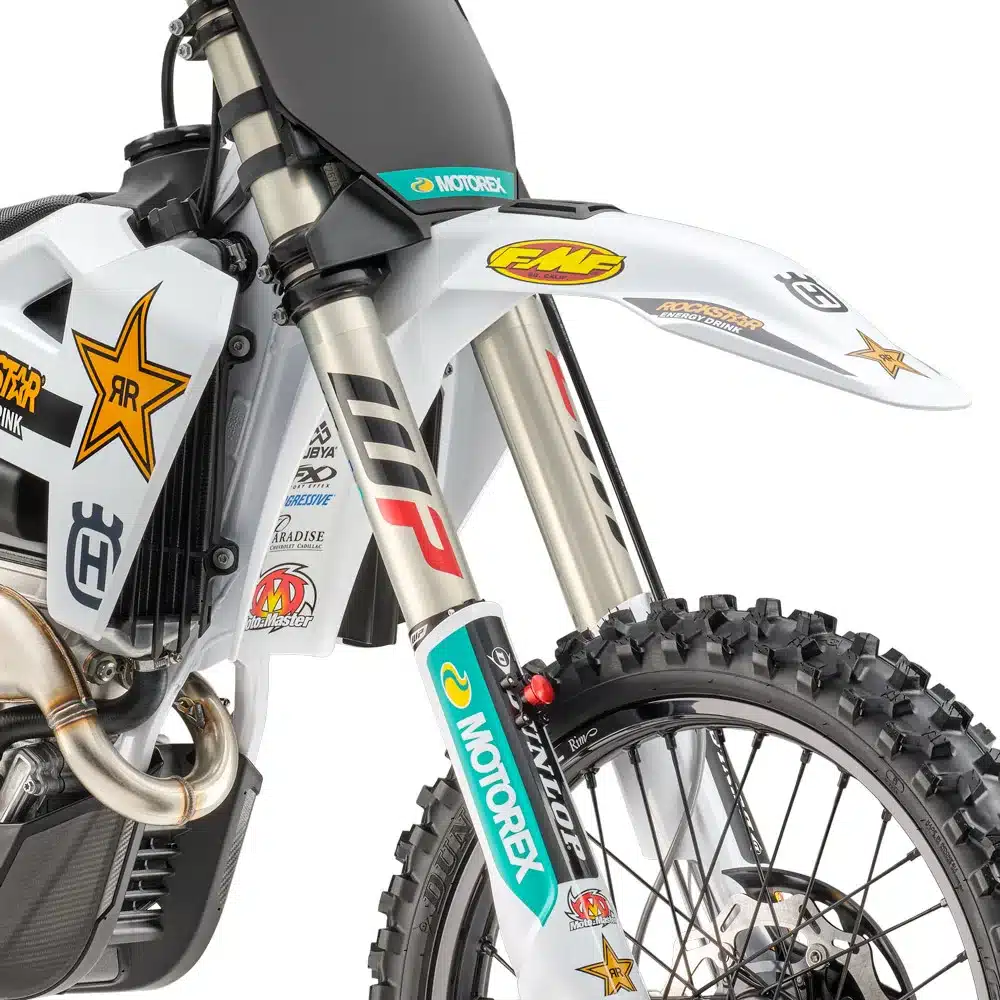 Detailansicht der Husqvarna FC 250 Factory Edition 2026 mit WP XACT Pro Gabel, Dunlop Reifen und Rockstar Energy Aufklebern