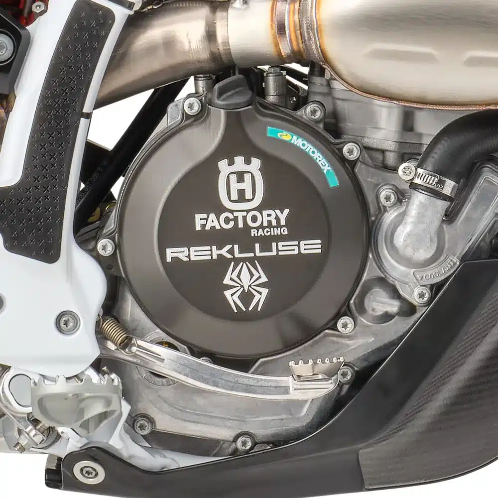 Nahaufnahme des Motors mit Rekluse Factory Racing Kupplungsdeckel einer Husqvarna FC 250 Factory Edition 2026