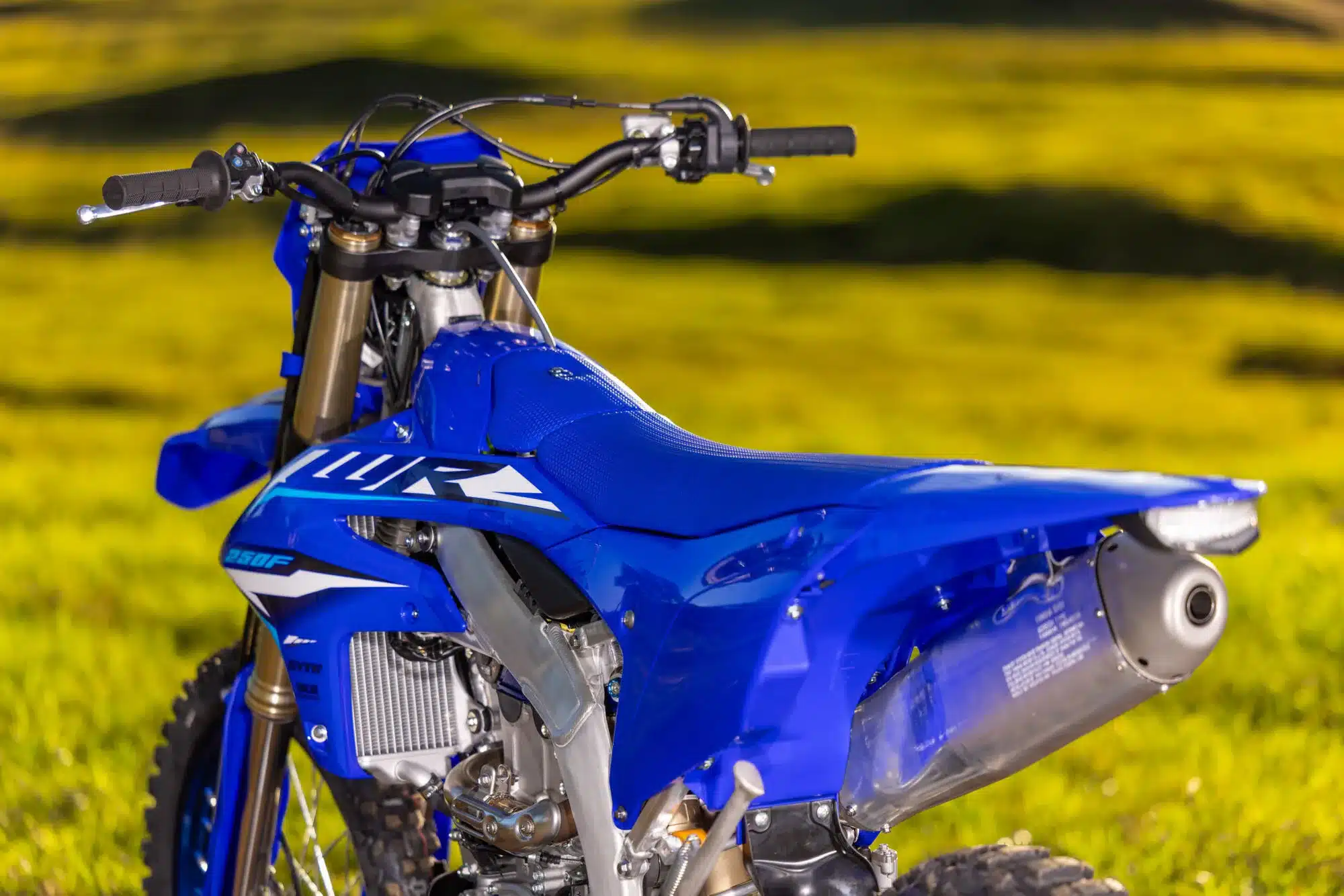 Nahaufnahme der Yamaha WR250F 2026 mit Fokus auf Heck, Sitzbank und Tank