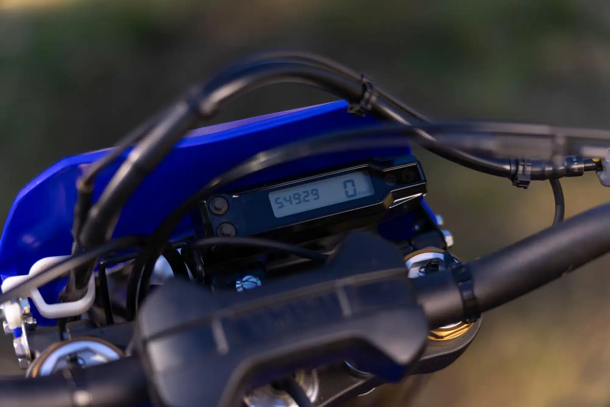 LCD-Display und Lenkerarmaturen der Yamaha WR250F 2026 aus der Fahrerperspektive