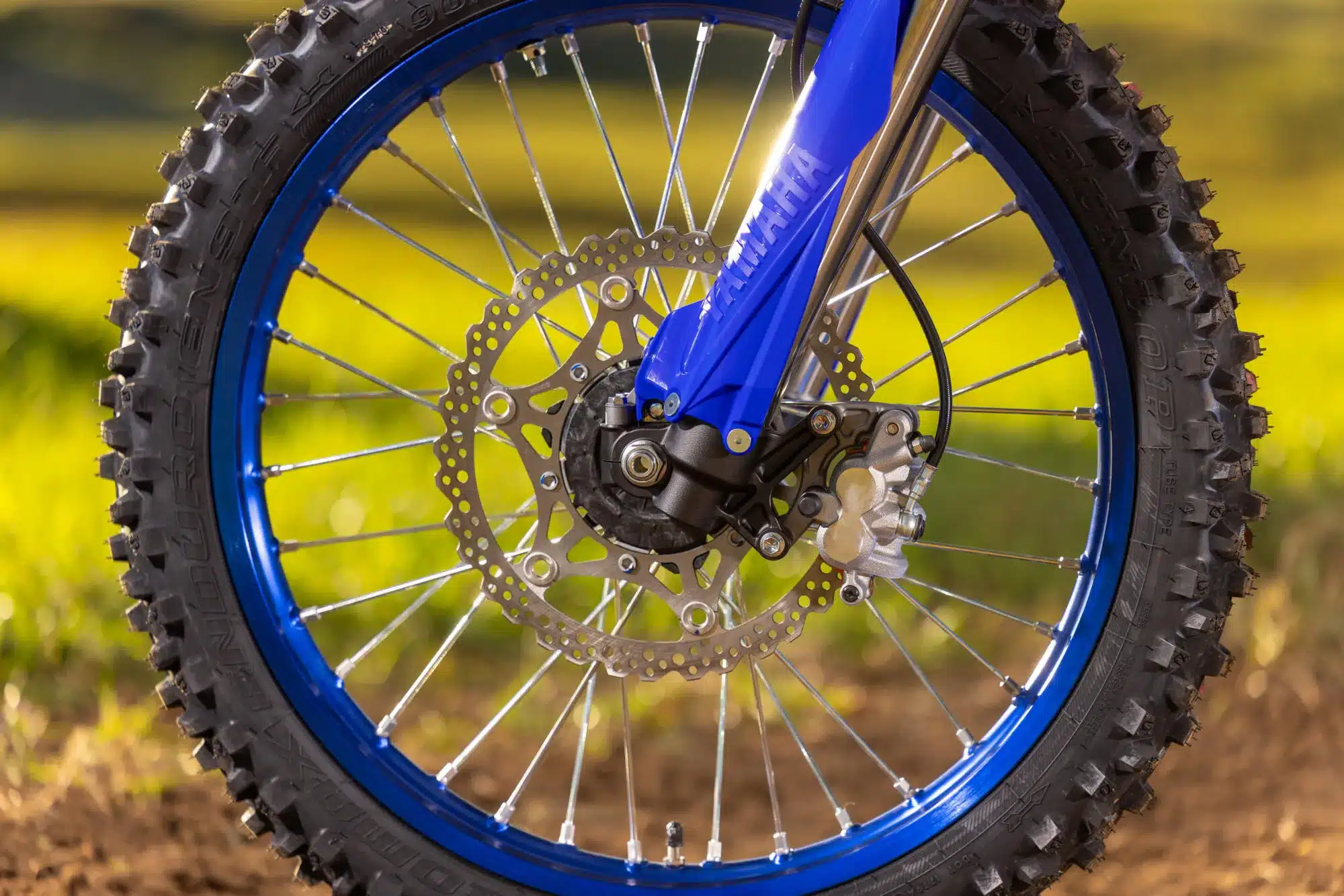 Detailansicht der Vorderradbremse und Felge an der Yamaha WR250F 2026
