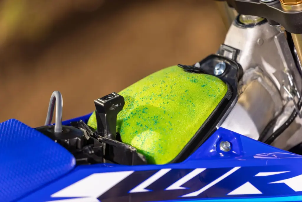 Nahaufnahme eines eingebauten Luftfilters in der Yamaha WR450F