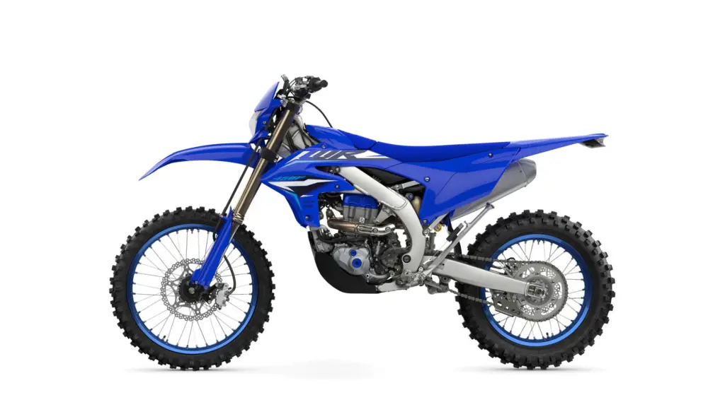 Seitenansicht der Yamaha WR450F in sportlichem Icon Blue, Enduro-Motorrad mit Aluminium-Chassis und modernen Features.