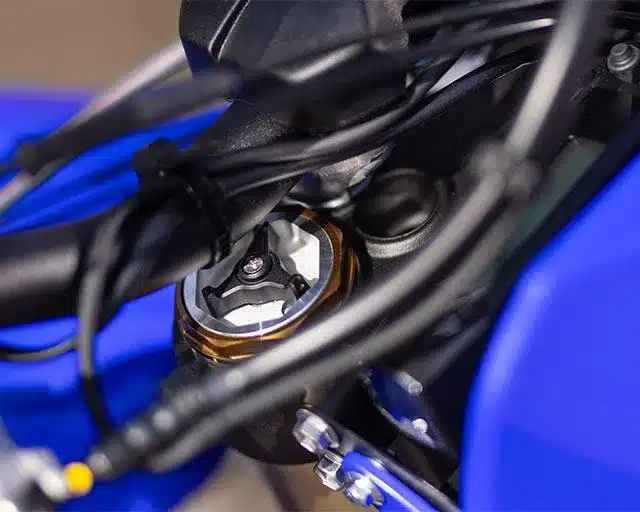 Detail der einstellbaren 48-mm-KYB-Telegabel an der Yamaha WR450F
