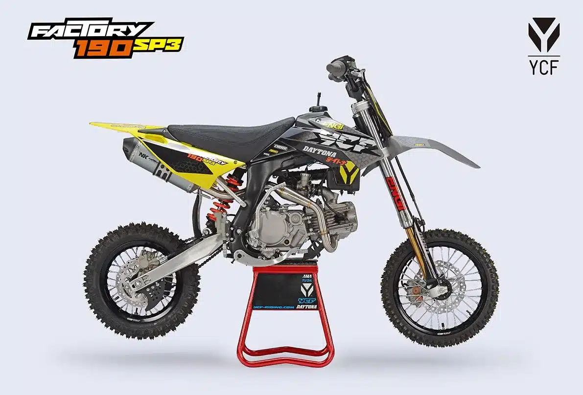 Seitenansicht der YCF Factory SP3 190 Daytona 2026 auf einem Montageständer.