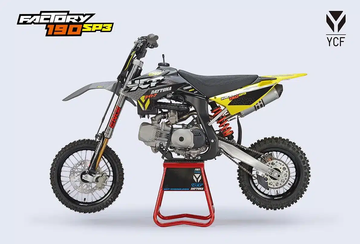 YCF Factory SP3 190 Daytona 2026 Pitbike mit gelb-schwarzem Design auf Montageständer, seitliche Ansicht.