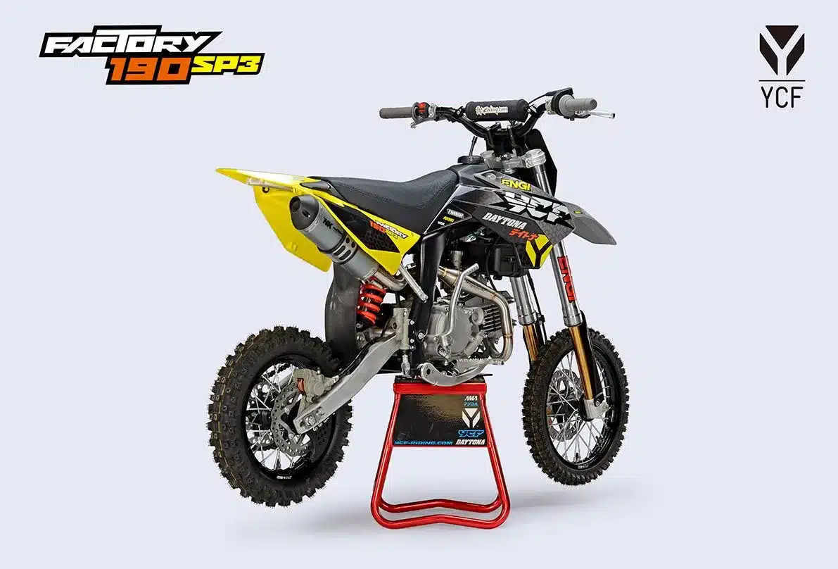YCF Factory SP3 190 Daytona 2026 Pitbike mit gelbem Heck und Rennaufklebern auf Montageständer