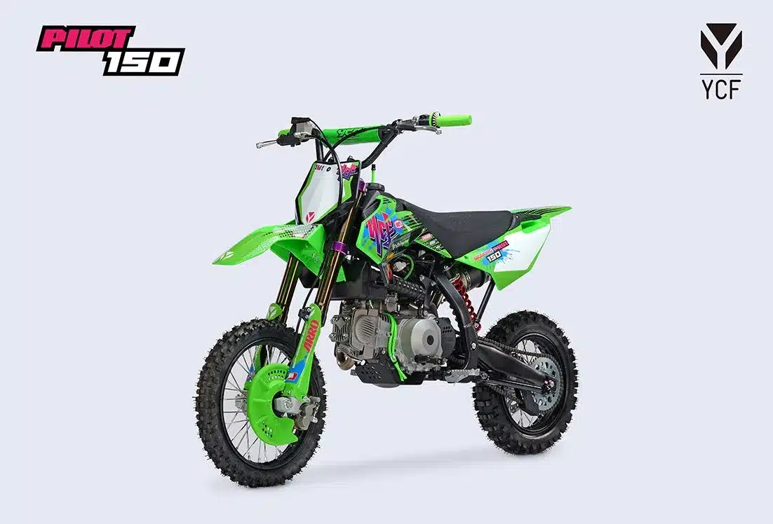 YCF Pilot 150 Limited Green Pitbike in Grün-Schwarz mit auffälligen Farbakzenten, seitliche Ansicht auf hellgrauem Hintergrund