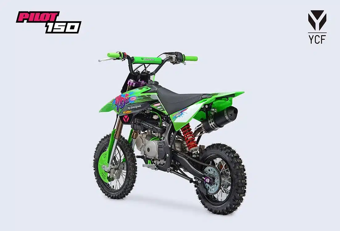 YCF Pilot 150 Limited Green Offroad-Bike mit grünem Grafik-Kit, Bronzegabel und violetten Akzenten, seitliche Ansicht.