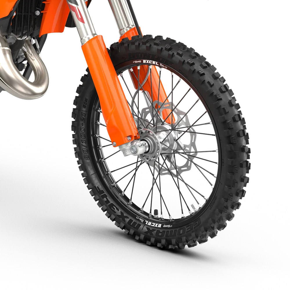 Vorderrad, Reifen und Gabel der KTM 125 SX 2027 in Nahaufnahme