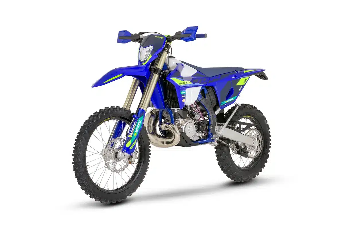 Sherco 250 SE Factory 2027 in blau-gelbem Design, Seitenansicht, Offroad-Bereifung und moderne Enduro-Ausführung