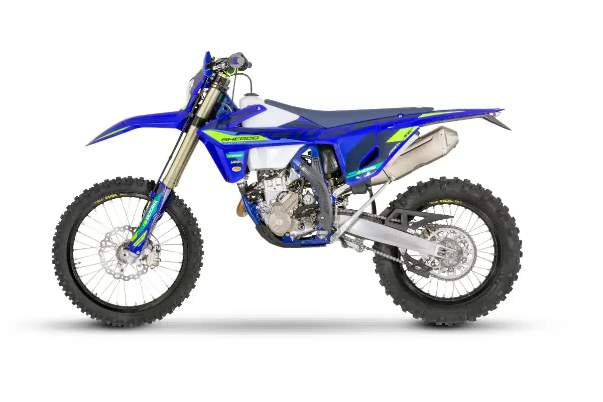 Sherco 250 SEF FACTORY 2027 Enduro-Motorrad in Seitenansicht vor weißem Hintergrund