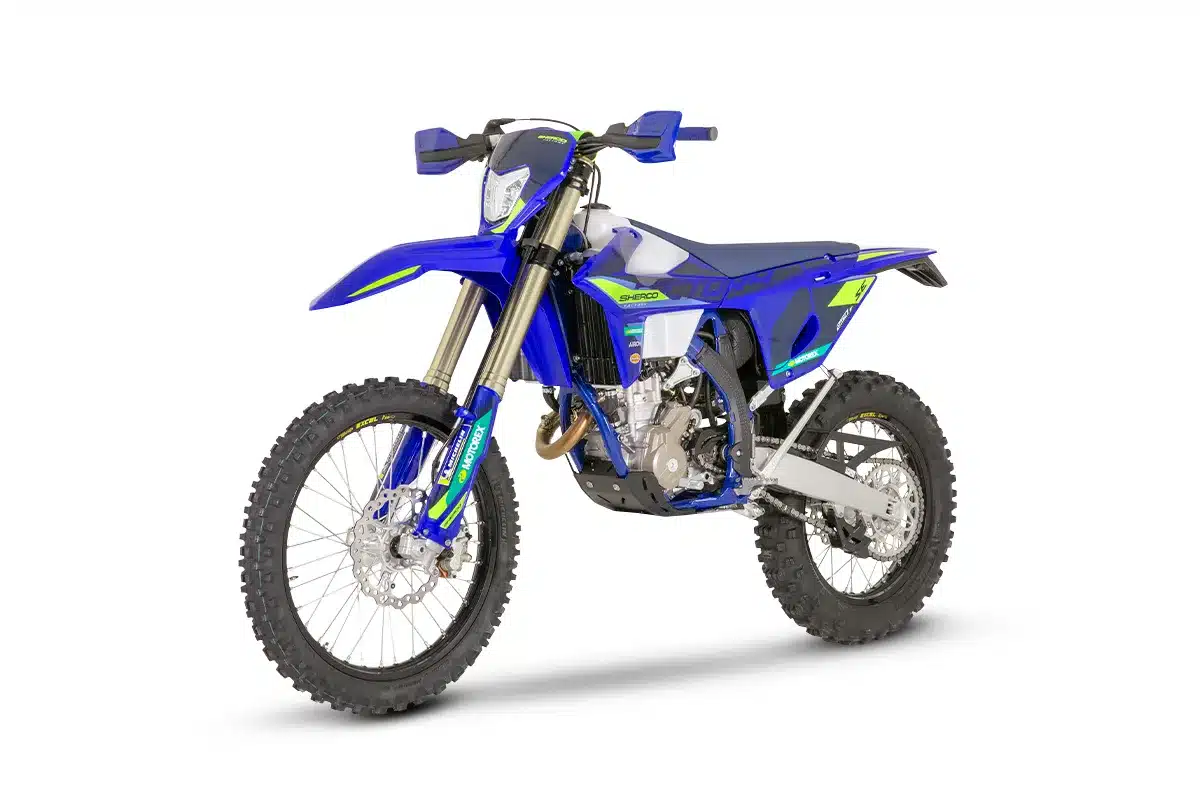 Sherco 250 SEF FACTORY 2027 in der Seitenansicht – modernes Enduro-Motorrad in Blau-Gelb mit KYB-Fahrwerk und Akrapovič-Anlage.