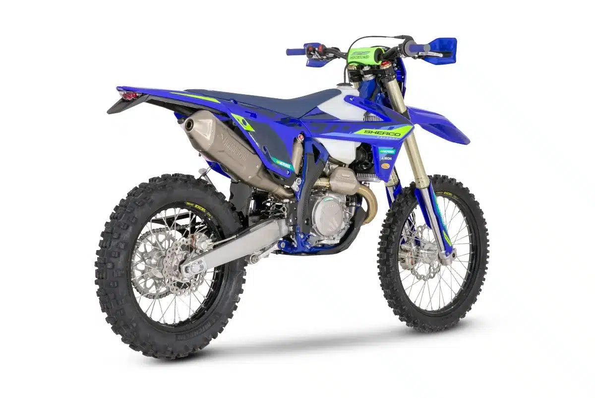 Sherco 450 SEF Factory 2027 Enduro-Motorrad, Ansicht von hinten rechts auf weißem Hintergrund.