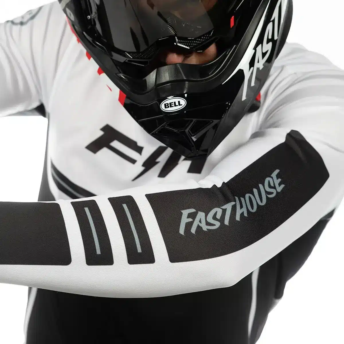 Motocross-Fahrer trägt das Elrod React Jersey mit FASTHOUSE-Schriftzug am Ärmel und Helm.