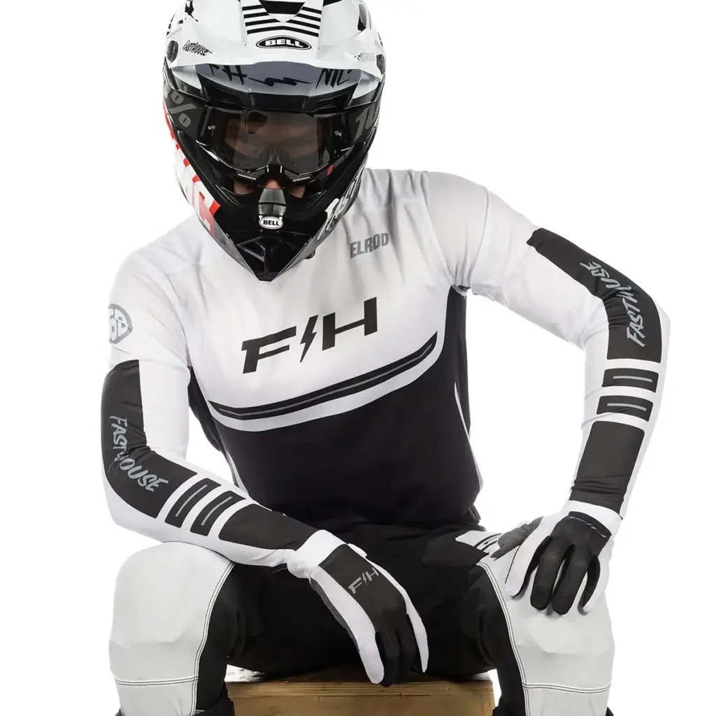 Fahrer trägt das Elrod React Jersey in Weiß und Schwarz mit Helm und Handschuhen.