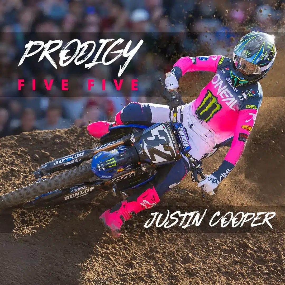 Motocross-Pilot in O'NEAL PRODIGY FIVE FIVE FADE Hose auf Offroad-Strecke