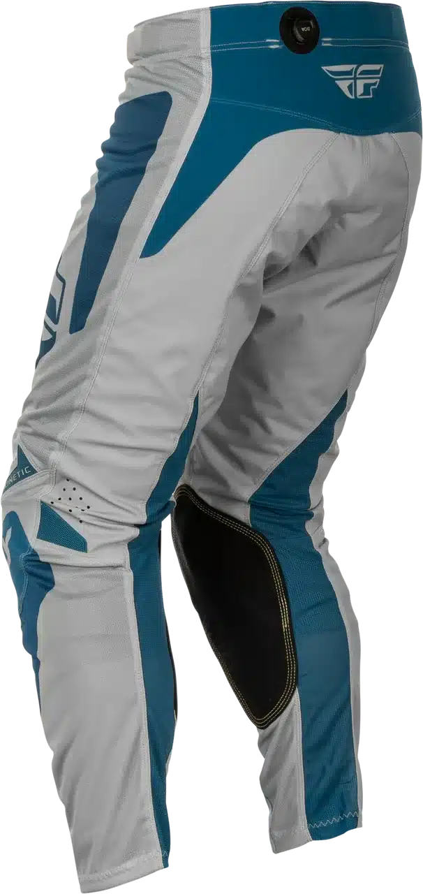 Motorradhose Kinetic Mesh Sym von FLY Racing in Blau und Grau mit Belüftungspaneelen, Leder-Heatshield und BOA-System