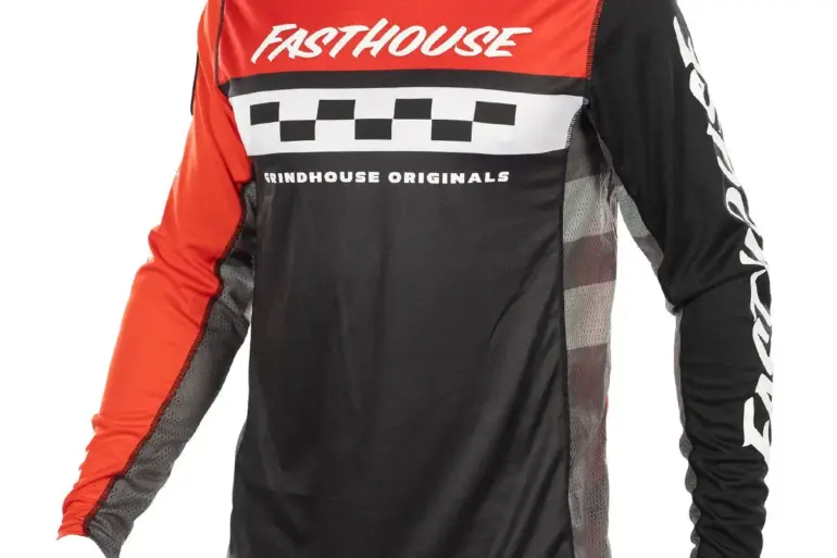 Fasthouse Grindhouse Atomic Jersey in Schwarz-Rot mit auffälligem Brustdruck und ventilierten Seitenteilen.