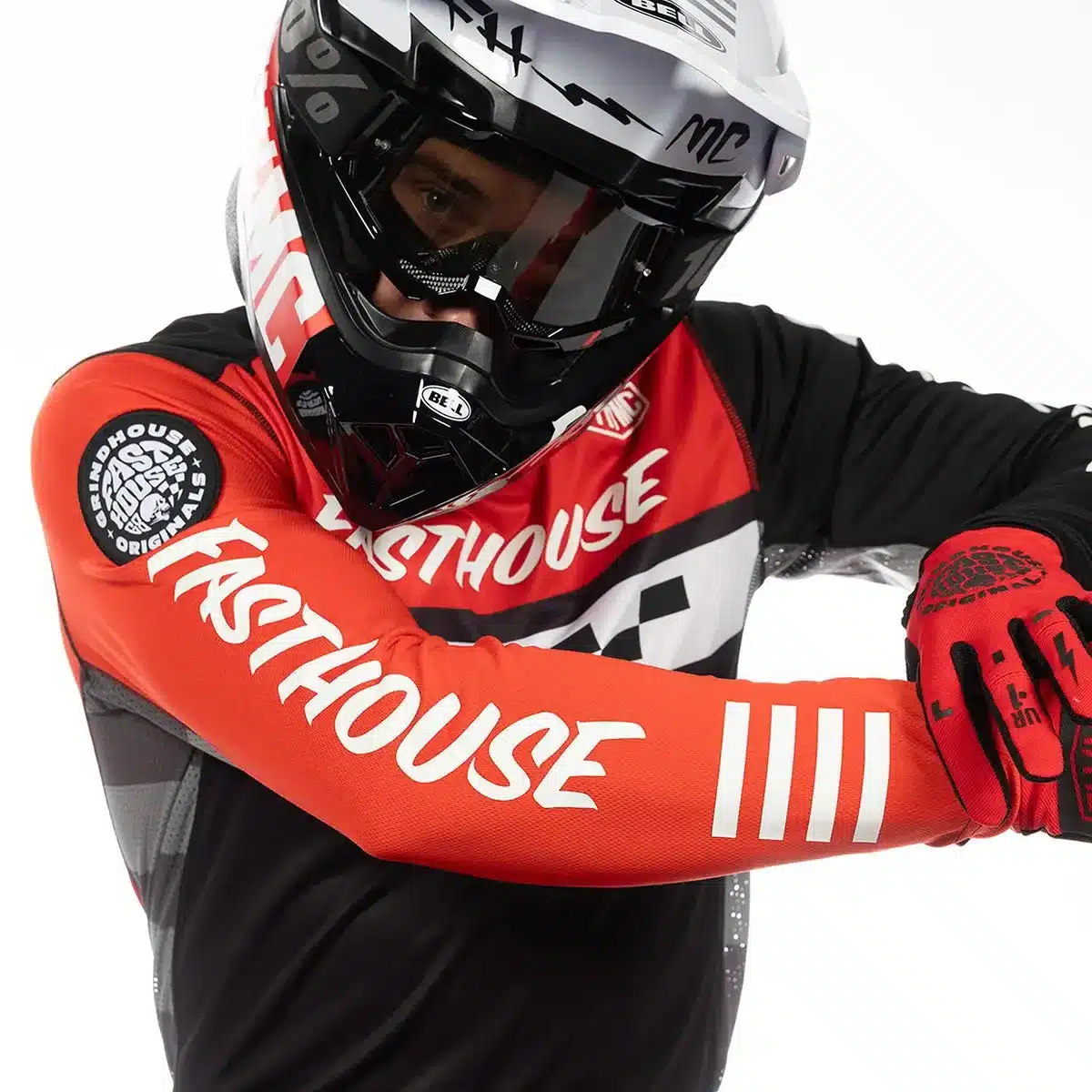 Motorradfahrer trägt das rot-schwarze Grindhouse Atomic Jersey mit sichtbarer Frontgrafik und Protektoren