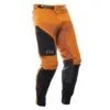 Sanguaro Cargo Pant in Camel mit robusten Materialpaneelen und verschließbarer Cargo-Tasche, seitliche Ansicht